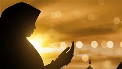 الأم: بريق الحنان ومصدر القوة 