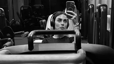 الفنانة ميرنا نور الدين تبرز رشاقتها في الجيم