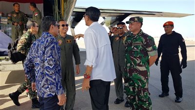 سفير إندونيسيا بالقاهرة يستقبل طائرة المساعدات الإنسانية الرابعة من بلاده لقطاع غزة