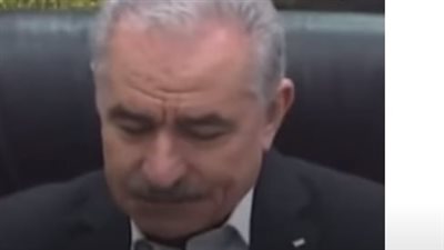 أثناء إلقائه بيانا صحفيا.. رئيس الوزراء الفلسطيني يبكي على شهداء غزة