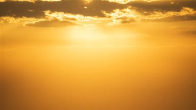 طيران الاحتلال يطلق قنابل ضوئية في محيط مستشفى الشفاء في غزة 