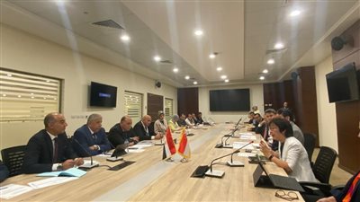 قطاع النقل البحري يبحث الاستفادة من التجربة السنغافورية في اللوجستيات 