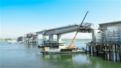 محافظ قنا يتابع الأعمال الإنشائية بمحور 