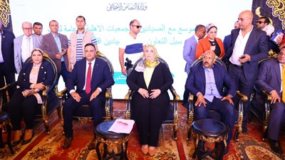 وزيرة التضامن ومحافظ الدقهلية يعقدان لقاء موسعا بصيادي بحيرة المنزلة بمركز المطرية