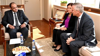 وزير الصناعة يبحث تعزيز العلاقات الثنائية مع المانيا خاصة في صناعة السيارات