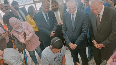 وزير الاتصالات يتفقد مدرسة النور للمكفوفين ومدرسة التربية الفكرية بمدينة بنها