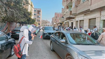 أطفال قرية ترسا يستقبلون وزير الاتصالات بأعلام فلسطين