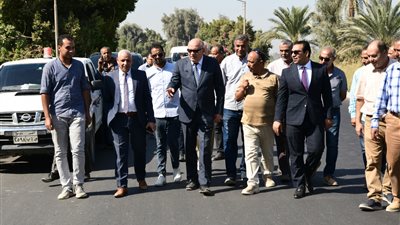 محافظ قنا يتفقد أعمال رصف طريق نجع حمادي - أبوتشت الزراعي