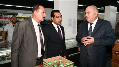 محافظ قنا يفاجئ عددا من المحال التجارية بدشنا