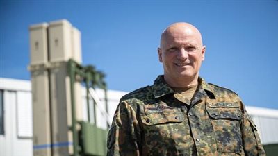 شاهد.. قائد القوات الجوية الألمانية يتبرع بالدم في مستشفى إسرائيلي