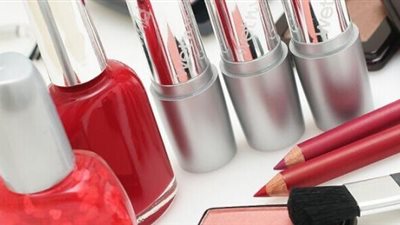 من ماذا تُصنع مواد التجميل والمكياج؟