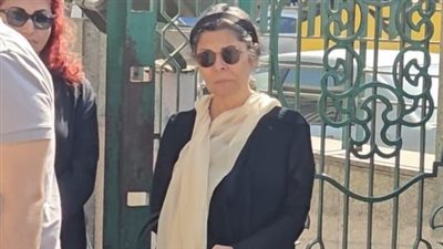 وصول جثمان والدة سلوى محمد علي لمسجد النور استعدادًا لأداء صلاة الجنازة