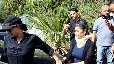 نجوم الفن يشاركون في جنازة والدة سلوى محمد علي 