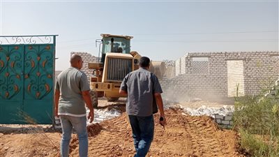 إزالة وإيقاف حالات تعديات على أراض من أملاك الدولة في دشنا بقنا (صور)