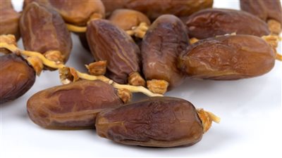 فوائد تناول التمر على الريق