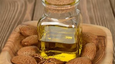 فوائد وأضرار زيت اللوز المر للبشرة 