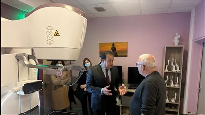 وزير الصحة يعقد اجتماعا مع رئيس معهد «جوستاف روسي» الفرنسي لعلاج الأورام