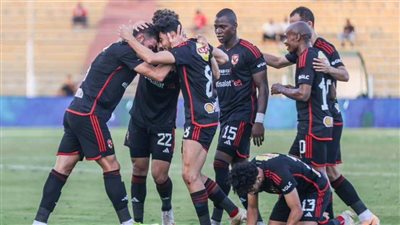 احتفالات هستيرية من جماهير الأهلي في مدرجات ملعب المقاولون العرب بعد هدف أفشة بالوقت القاتل