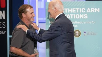 التقدم في السن يعيق ارتداء بايدن قميصا تلقاه هدية أمام الجمهور