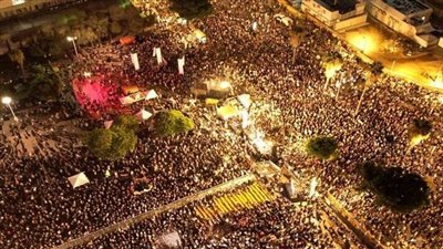 الشرطة الإسرائيلية تفرق مظاهرة بالقوة في تل أبيب للمطالبة بوقف إطلاق النار