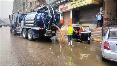 محافظ الجيزة: تمركز معدات وفرق الشفط للتعامل الفوري مع الأمطار