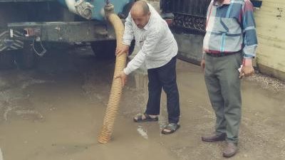 بعد تعرضها لأمطار شديدة.. تواصل اعمال شفط وكسح تجمعات مياه الامطار بالمنصورة 