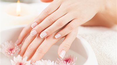 10 نصائح للعناية باليدين وحمايتها من الجفاف