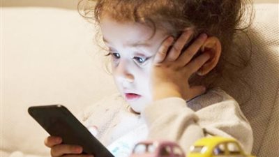 منها التأثير على النمو العقلي.. مخاطر جمة يسببها الهاتف المحمول لطفلك