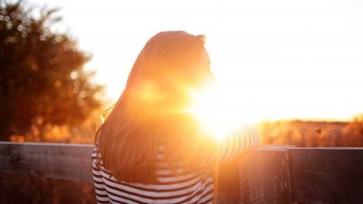 كيف تساعد الشمس الشعر على النمو؟ 