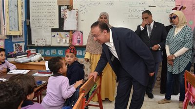  محافظ الإسكندرية يتفقد اليوم الدراسي بمدرسة الطليعة الابتدائية بنطاق حي غرب