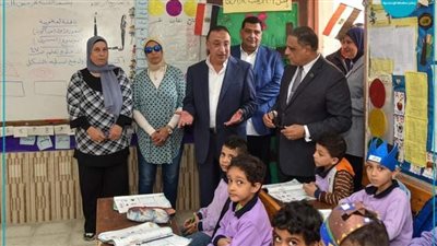 محافظ الإسكندرية يتابع سير الدراسة في مدرسة الطليعة الإبتدائية (صور)