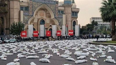 عشرات الأكفان الرمزية بساحة فلسطين في طهران