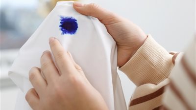 منها الخل والملح.. 5 طرق لإزالة الحبر من الملابس