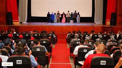 يتقدمهم المستشار العسكري.. حضور كبير من قيادات الغربية لمتابعة العرض المسرحي 
