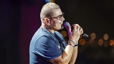 قمر لأول مرة.. عمرو دياب يتألق في أول حفلاته بدبي بعد أحداث غزة