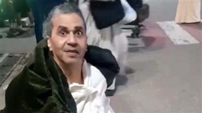 الفنان عمرو محمد علي يسافر برفقة والدته للعمرة بعد دعوته من عمرو الليثي.. صور