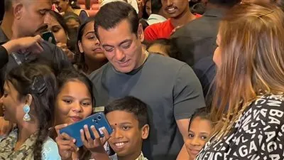 سلمان خان يحضر عرض خاص لـ Tiger 3 نظم للأطفال