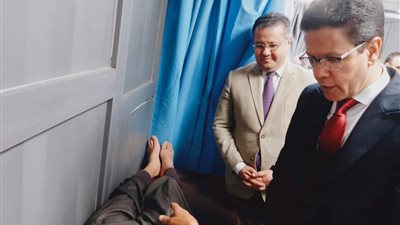 رئيس جامعة بنها يتفقد الخدمة الطبية المقدمة للمرضى بالمستشفى الجامعي