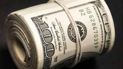 الدولار يتجه صوب تراجع أسبوعي مع انحسار التضخم الأمريكي