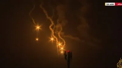 شاهد| الاحتلال يطلق قنابل مضيئة في شمال غزة