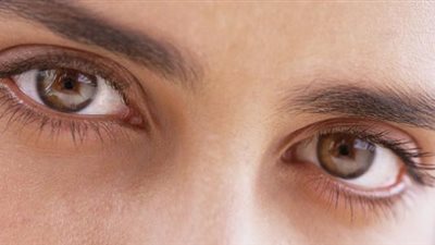 كيفية التخلص من الهالات السوداء بطرق طبيعية باستخدام البطاطس والخيار