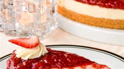 سهلة وسريعة..طريقة تحضير كيكة الفراولة في المنزل في أقل من ربع ساعة