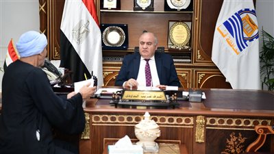 محافظ قنا يبحث عدد من شكاوى وطلبات المواطنين خلال استقبالهم بمكتبه