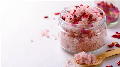 فوائد تقشير الجسم.. السبيل لبشرة ناعمة ومشرقة