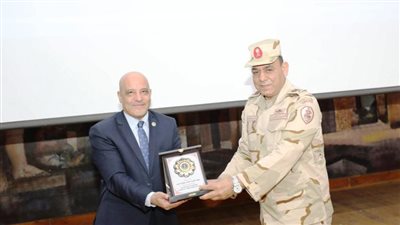 جمعية المحاربين القدماء تهدي درعها لرئيس جامعة أسوان وتكرم أسر الشهداء