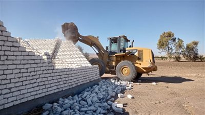 حملة مكبرة لإزالة التعديات على الأراضي الزراعية وأملاك الدولة في أبومناع غرب بدشنا