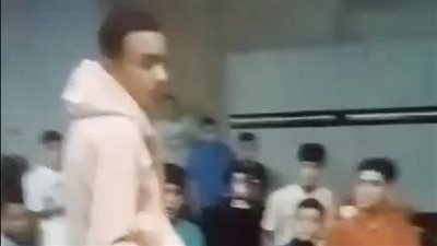 محامي ضحايا الاعتداء بالكرباج في كرداسة: المتهمة أجبرتهما على تقبيل قدميها