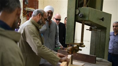 محافظ قنا يتابع سير العمل بورشة النجارة بمنطقة الصالحية