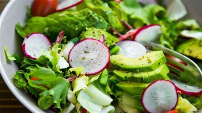 تذوّق الصحة: متعة السلطات المتنوعة والمفيدة 