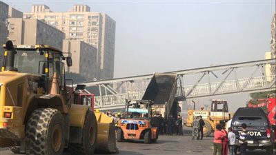 بسبب سيارة نقل.. تفاصيل سقوط جزئي بكوبري مشاة أحمد عرابي بالجيزة(صور)